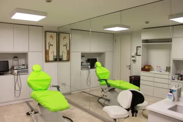 Istanbul Esthetic & Implant Dentistry - Image 1